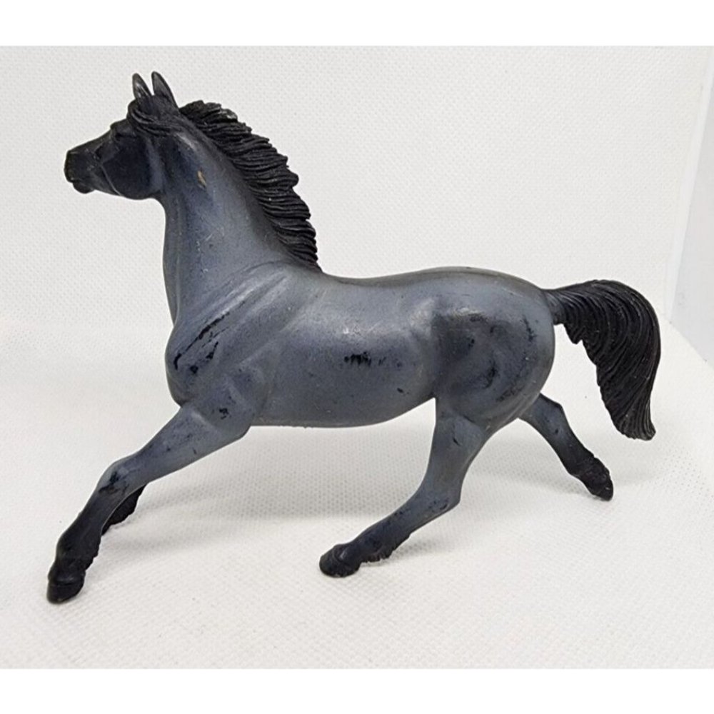 2004 Safari LTD WS Mustang Plastic Collectible Toy Shelf Sitter Home Decor